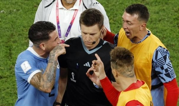 记者：赛后围堵+肘击+辱骂 乌拉圭或遭重罚